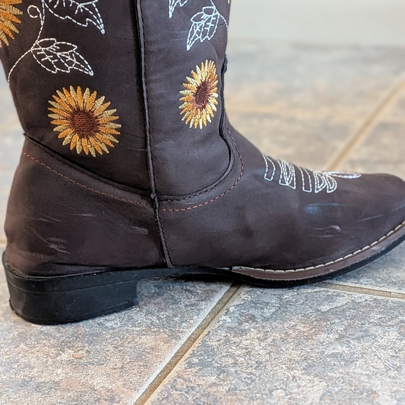 Brown Cowboy Heeled Boots with Sunflower Embroidery Women Size 38(6.5-7) - Picture 5 of 10